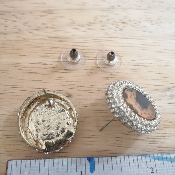 Leopard Pattern Round Earrings - Picture 2 of 4